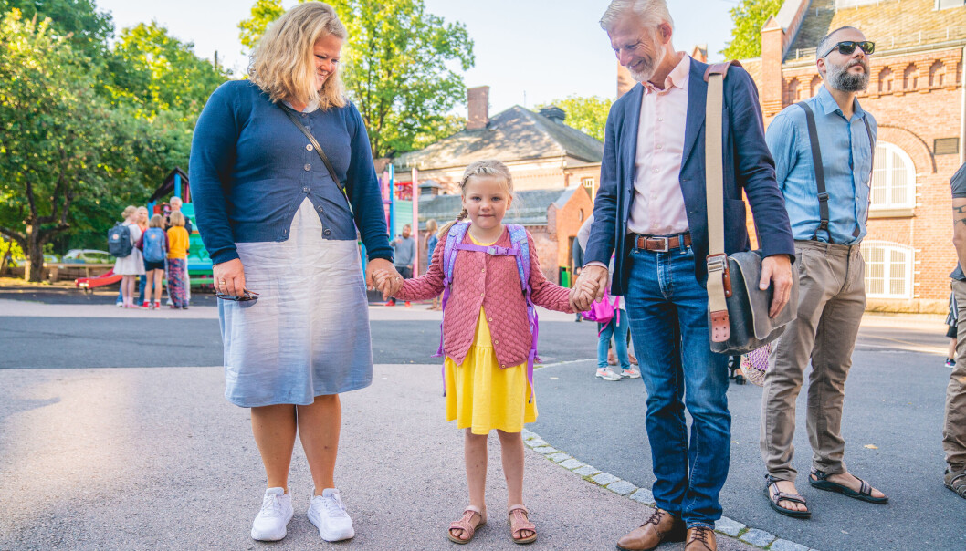 Martha Østland Midttun (6 1/2), her sammen med mamma Kjersti Østland Midttun og pappa Jørund Østland Midttun) starter i først klasse på Lakkegata skole. Martha Østland Midttun (6 1/2), her sammen med mamma Kjersti Østland Midttun og pappa Jørund Østland Midttun) starter i først klasse på Lakkegata skole.
