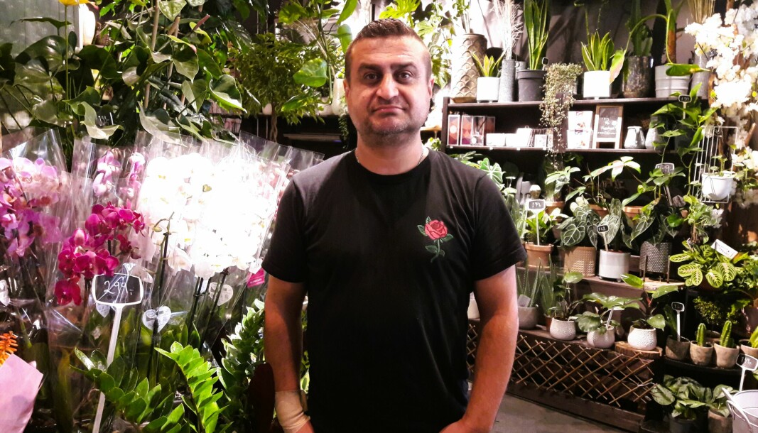 Suleyman i sitt rette element, i blomsterbutikken.