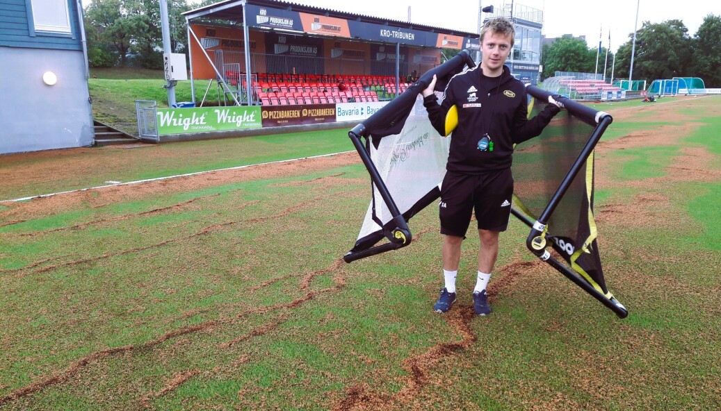 Klin kokos, sier Jens Rongved i Skeid. Han fant deler av banen hvor det lot seg gjennomføre en trening for guttelaget. Klin kokos, sier Jens Rongved i Skeid. Han fant deler av banen hvor det lot seg gjennomføre en trening for guttelaget.
