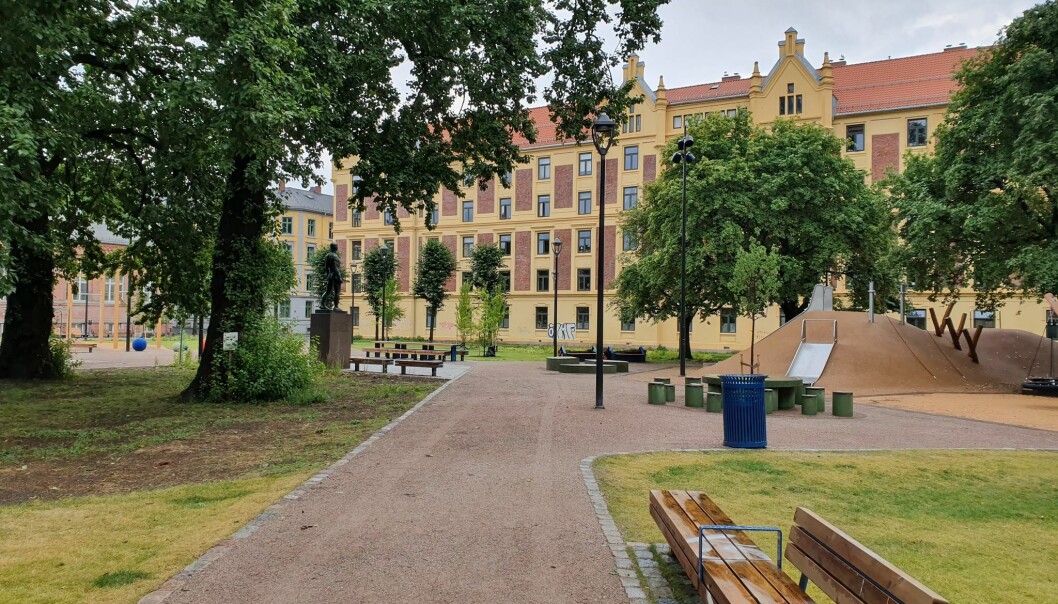 Rudolf Nilsens plass har fått sklier, benker og grønne områder, til fleres begeistring. Rudolf Nilsens plass har fått sklier, benker og grønne områder, til fleres begeistring.