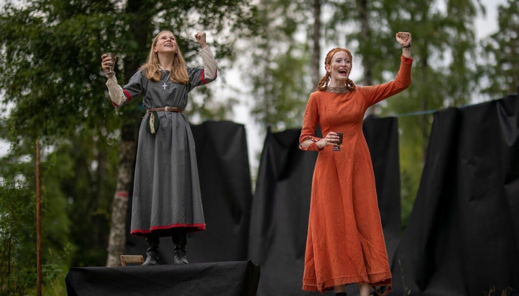 Det første publikum møter er to jenter som ønsker velkommen til året 1349. Det første publikum møter er to jenter som ønsker velkommen til året 1349.