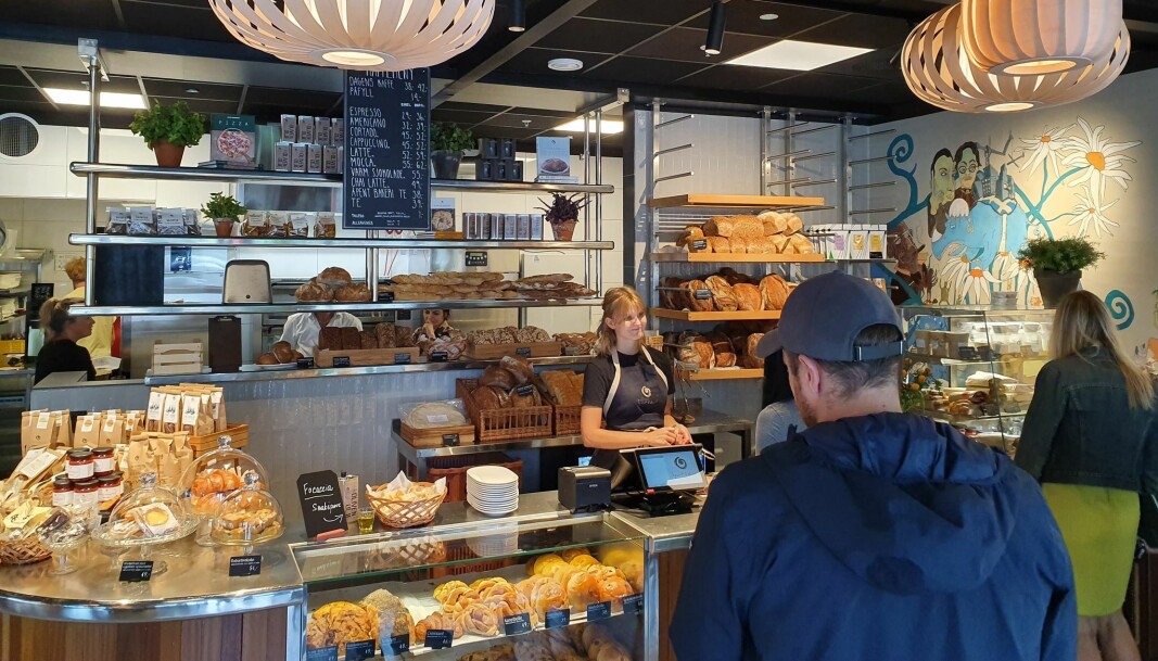 Servitør Marie Jacobsen (19) opplevde store mengder med folk på torsdag morgen, men ble likevel ikke overveldet. — Jeg synes det er bare hyggelig, sier hun. Servitør Marie Jacobsen (19) opplevde store mengder med folk på torsdag morgen, men ble likevel ikke overveldet. — Jeg synes det er bare hyggelig, sier hun.