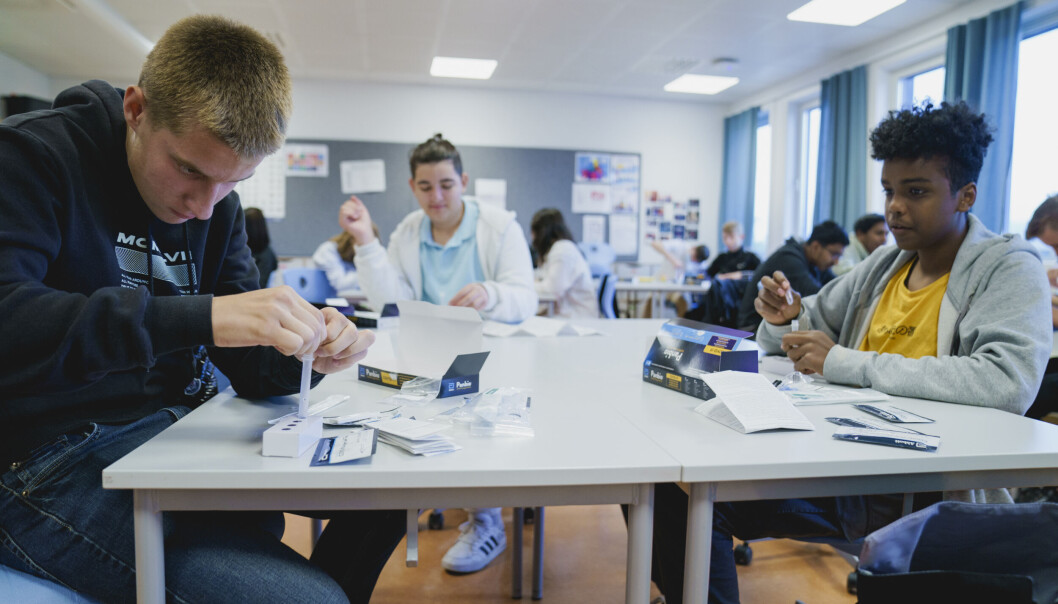 Agon Shala (15), Deniz Yoztyurk (15) og Imran Abdi Kedir (15) tar koronatest i klasserommet på Apalløkka skole. Agon Shala (15), Deniz Yoztyurk (15) og Imran Abdi Kedir (15) tar koronatest i klasserommet på Apalløkka skole.