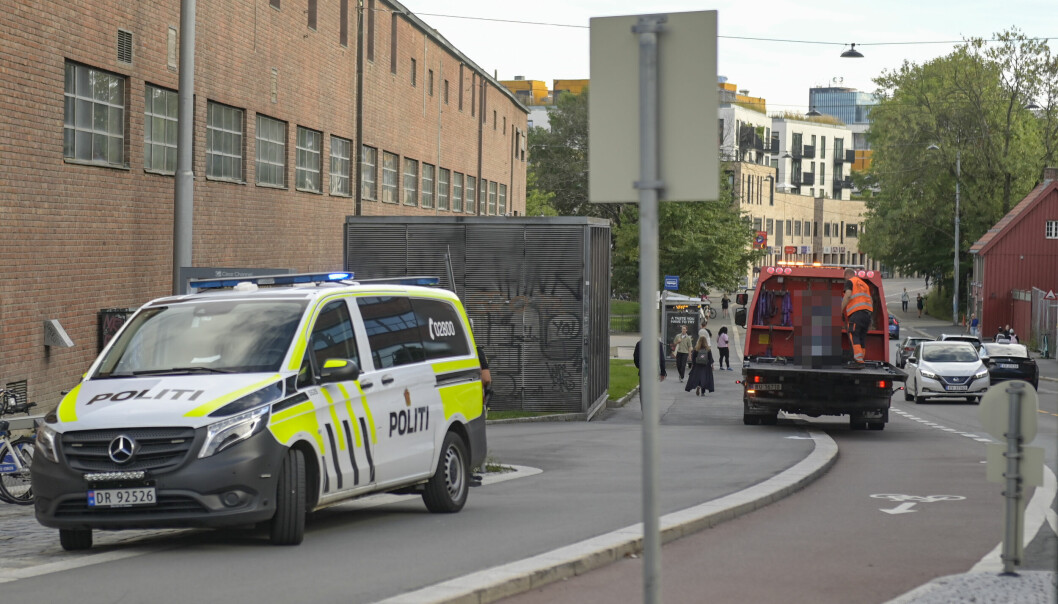 Politi og bergingsbil på stedet der en person er alvorlig skadd etter en trafikkulykke som involverte bil og moped i Oslo.
