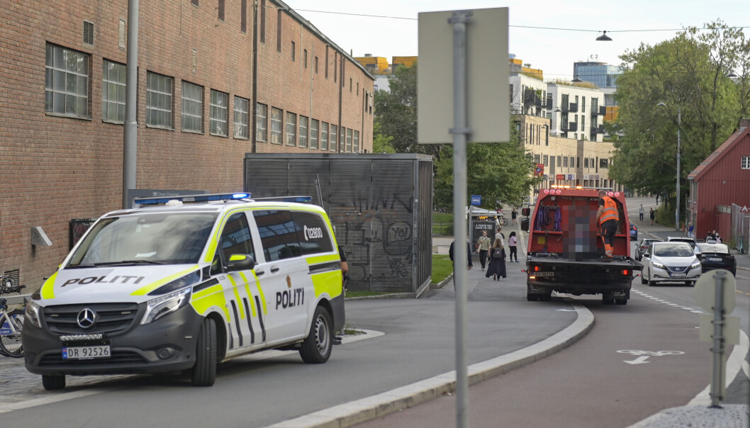Politi og bergingsbil på stedet der en person er alvorlig skadd etter en trafikkulykke som involverte bil og moped i Oslo. Politi og bergingsbil på stedet der en person er alvorlig skadd etter en trafikkulykke som involverte bil og moped i Oslo.