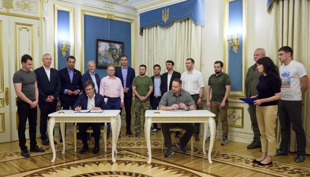 Byrådsleder Raymond Johansen (stående som nummer fire f.v.) i Oslo møtte fredag Ukrainas president Volodymyr Zelenskyj sammen med ordførere fra flere andre europeiske storbyer. Byrådsleder Raymond Johansen (stående som nummer fire f.v.) i Oslo møtte fredag Ukrainas president Volodymyr Zelenskyj sammen med ordførere fra flere andre europeiske storbyer.