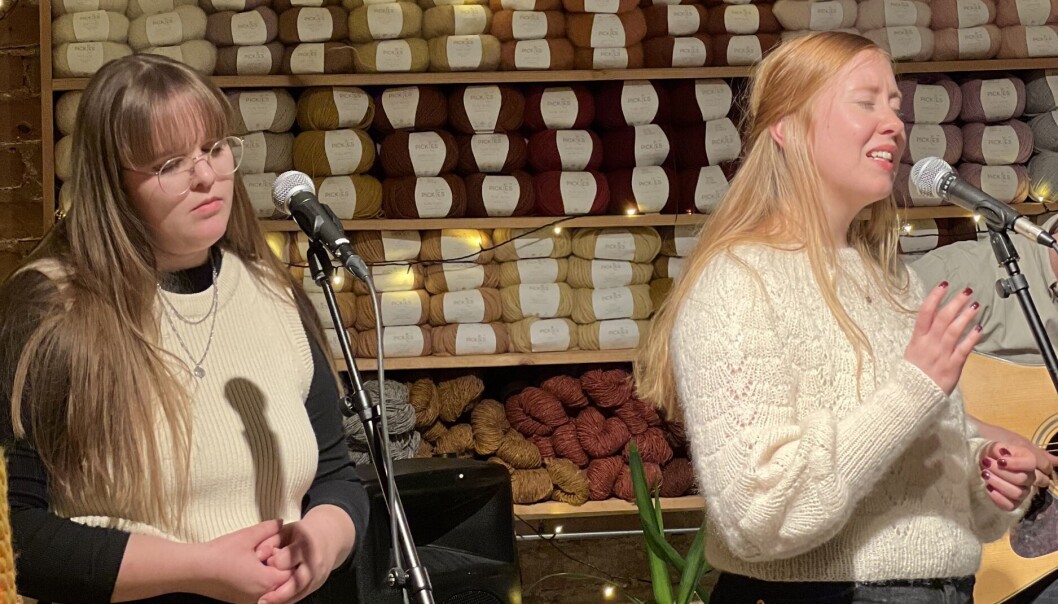Tuva Senum Lie (t.h.) er selv artist og opptrer under en konsert på Pickles. Tuva Senum Lie (t.h.) er selv artist og opptrer under en konsert på Pickles.