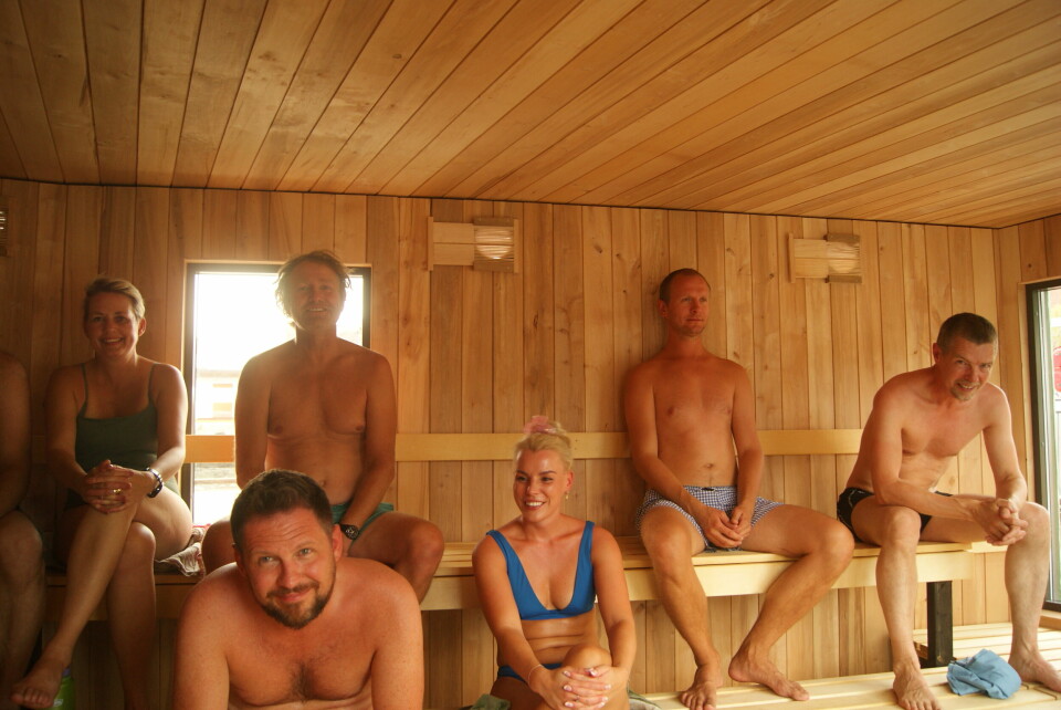De første badstugjestene var storfornøyde med både plass, temperatur og utsikt. Foto: Petter Terning