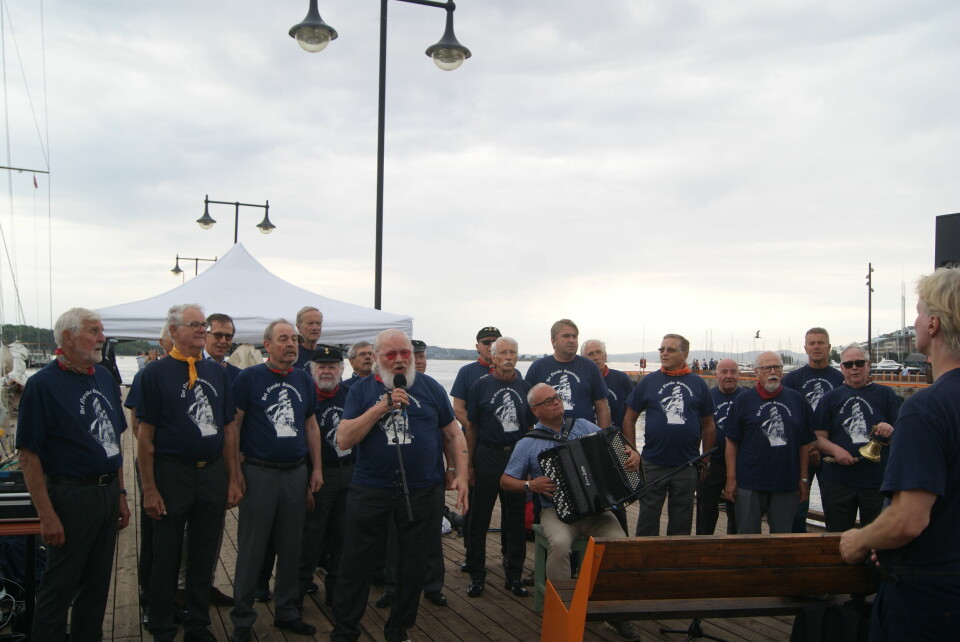 Sjømannskoret var også til stede på bryggen. Foto: Petter Terning