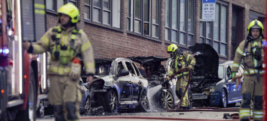 Biler brenner på Enerhaugen. Brann spredte seg til bygning