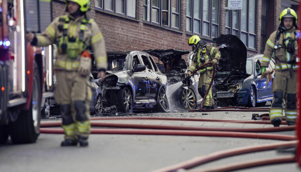 Flere biler ble påtent i Sørligata på Enerhaugen fredag morgen. Brannen spredde seg til en bygning på stedet, men ble raskt slukket.