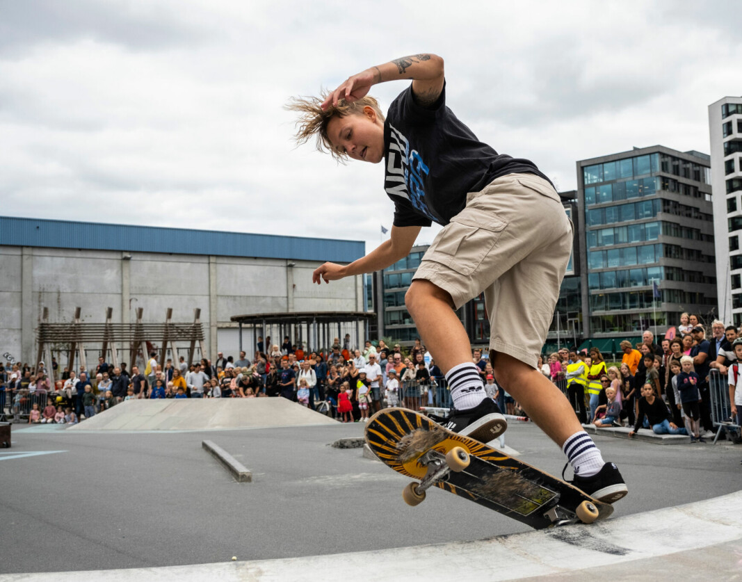 Tonje Cross, 11 ganger norgesmester, i skateboard holdt skateoppvisning foran mye folk i Trettenparken under Havnelangs 2022.