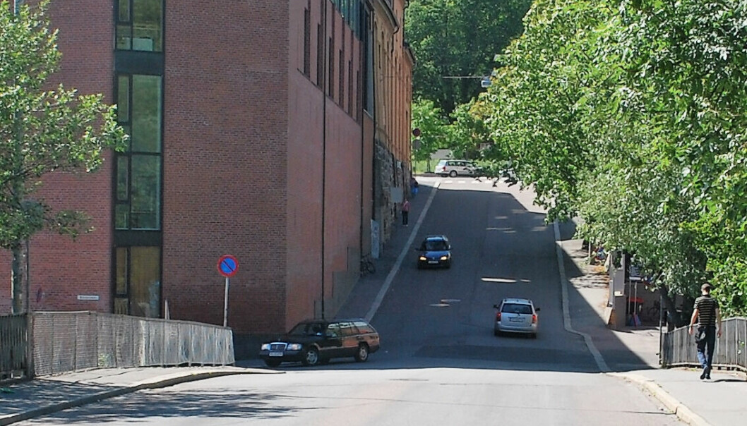 Det var i krysset Møllerveien og Brenneriveien (til venstre) bilisten ikke så seg for, noe som resulterte i den alvorlige ulykken mannen er tiltalt for.