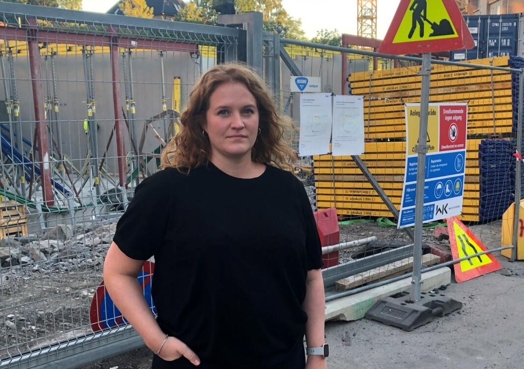 Heidrun Lode i Ensjøhaugen borettslag sier hun og de andre naboene føler seg hjelpeløse i møte med utbyggere, entrepenører og det hun mener er kommunale etater som ikke i tilstrekkelig grad kontrollerer at lover og regler på byggeplassene følges. Heidrun Lode i Ensjøhaugen borettslag sier hun og de andre naboene føler seg hjelpeløse i møte med utbyggere, entrepenører og det hun mener er kommunale etater som ikke i tilstrekkelig grad kontrollerer at lover og regler på byggeplassene følges.
