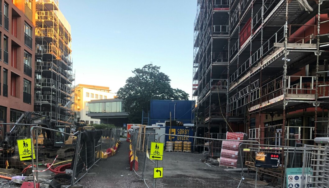 Fra en av byggeplassene i Malerhaugveien på Ensjø. Mye begynner å bli ferdig, men fortsatt er det trange passasjer for dem som allerede bor der. Fra en av byggeplassene i Malerhaugveien på Ensjø. Mye begynner å bli ferdig, men fortsatt er det trange passasjer for dem som allerede bor der.