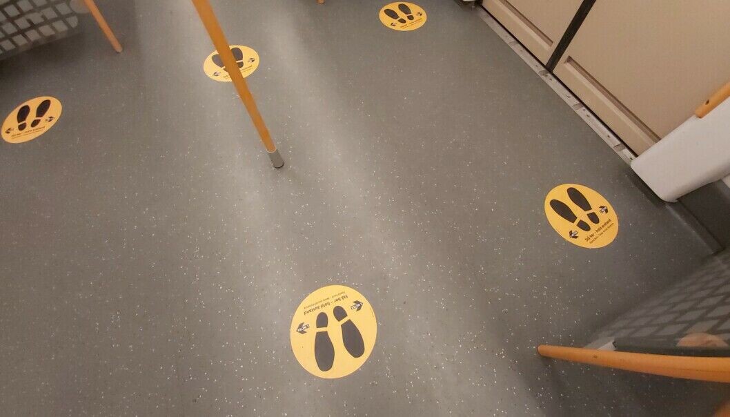 Kraftig begrensning i hvor mange som fikk være ombord på hver T-banevog under korona, samt tydelig markert avstand for hvor man kunne stå. Kraftig begrensning i hvor mange som fikk være ombord på hver T-banevog under korona, samt tydelig markert avstand for hvor man kunne stå.