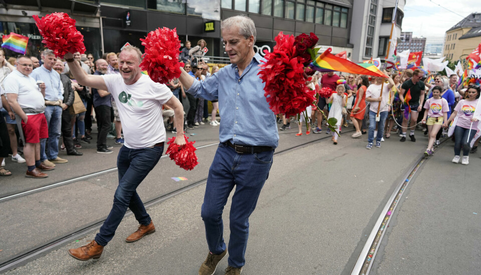 Statsminister Jonas Gahr Støre skal gå i regnbuetoget i Oslo 10. september. Her er han med byrådsleder Raymond Johansen under prideparaden i 2019.