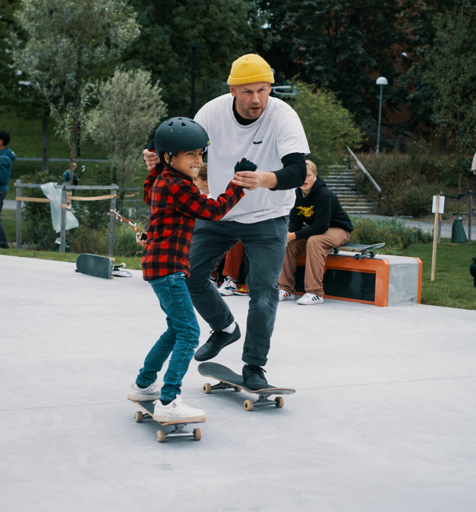 Takket være stødig hjelp fra faren Jørgen Berg Pedersen, forteller seksårige Adam om et fint besøk ved skateparken.