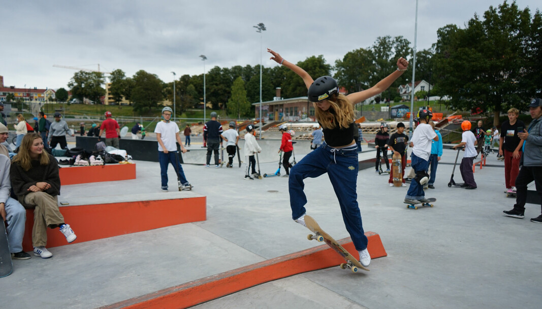Trettenåringen Sofie Valle Mørk i aksjon i Jordal Skatepark.