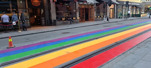 Regnbuen er på plass utenfor London pub i Rosenkrantz gate