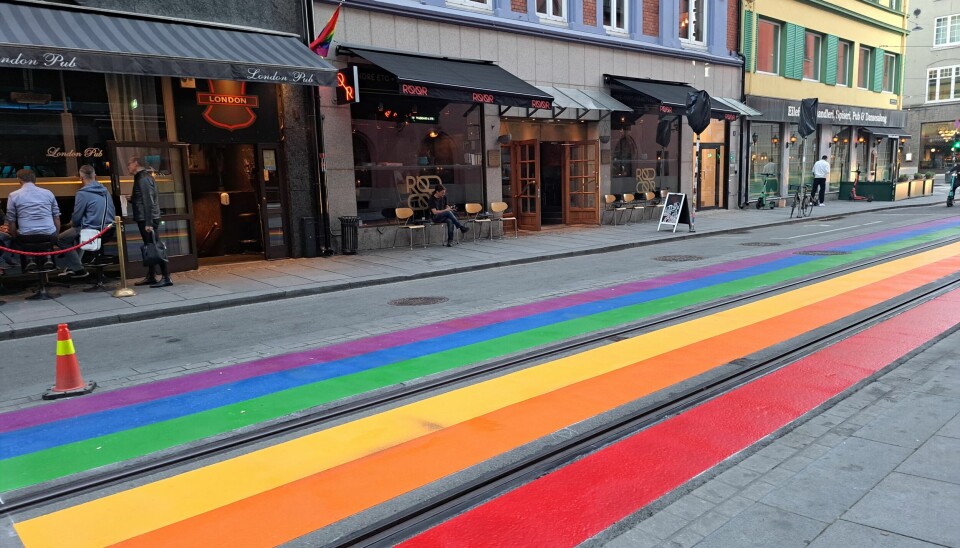 Regnbuefarger pryder Rosenkrantz gate utenfor London pub før Oslo Pride-markeringen passerer her på lørdag.