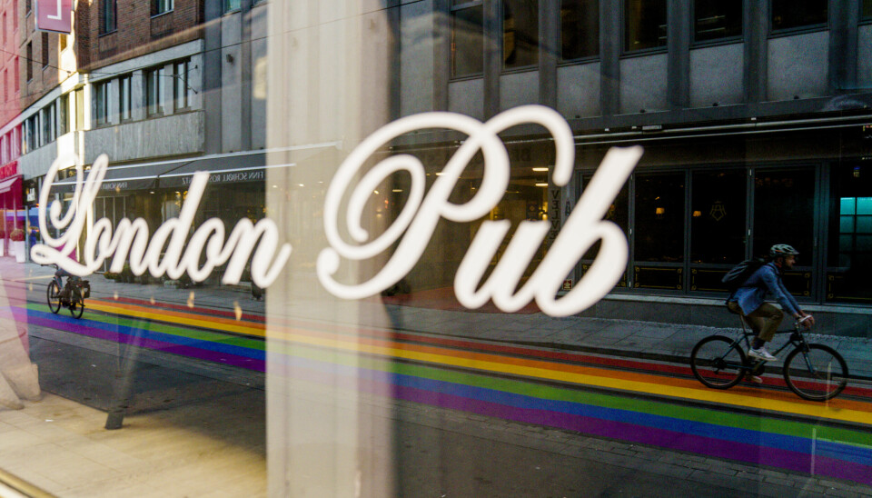 Regnbuen i Rosenkrantz gate gir gjenskinn i vinduene til London pub.