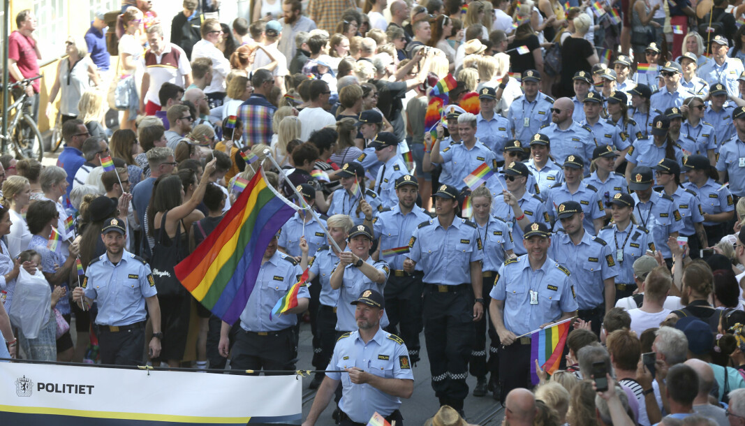 Politiet gikk med uniform blant annet i Pride-paraden i 2016. De får ikke gå med uniform under regnbuetoget lørdag denne uken.