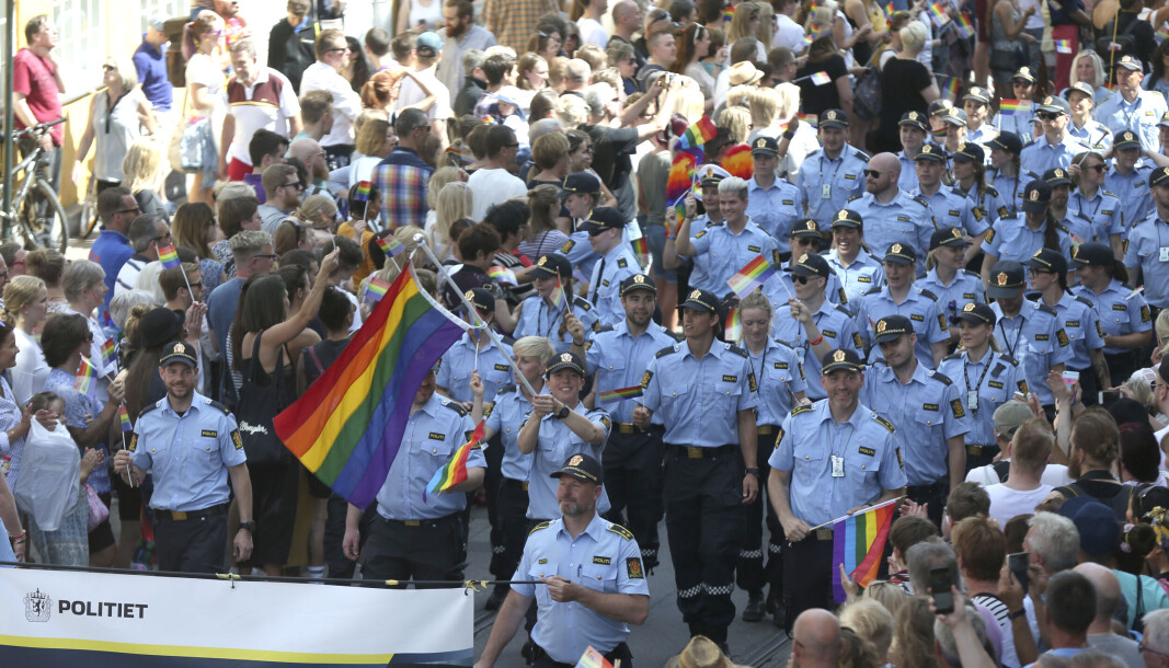 Politiet gikk med uniform blant annet i Pride-paraden i 2016. De får ikke gå med uniform under regnbuetoget lørdag denne uken. Politiet gikk med uniform blant annet i Pride-paraden i 2016. De får ikke gå med uniform under regnbuetoget lørdag denne uken.