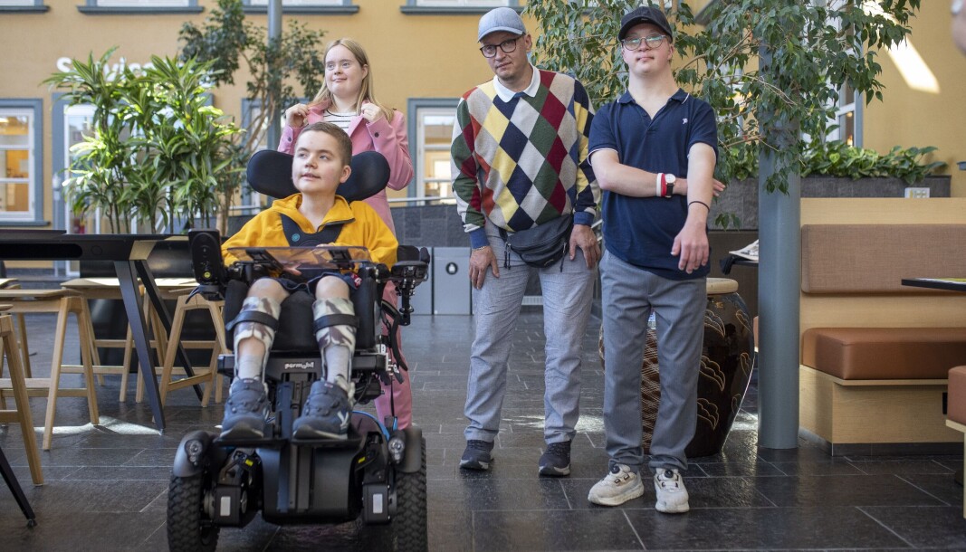 F.v.: Lea Nordvik Juriks, Ivar Restrup, Lars Jakob Lundh og Mikkel Borge Heir (foran), fire av de totalt seks studentene ved Vid vitenskapelige høgskole på Steinerud. F.v.: Lea Nordvik Juriks, Ivar Restrup, Lars Jakob Lundh og Mikkel Borge Heir (foran), fire av de totalt seks studentene ved Vid vitenskapelige høgskole på Steinerud.