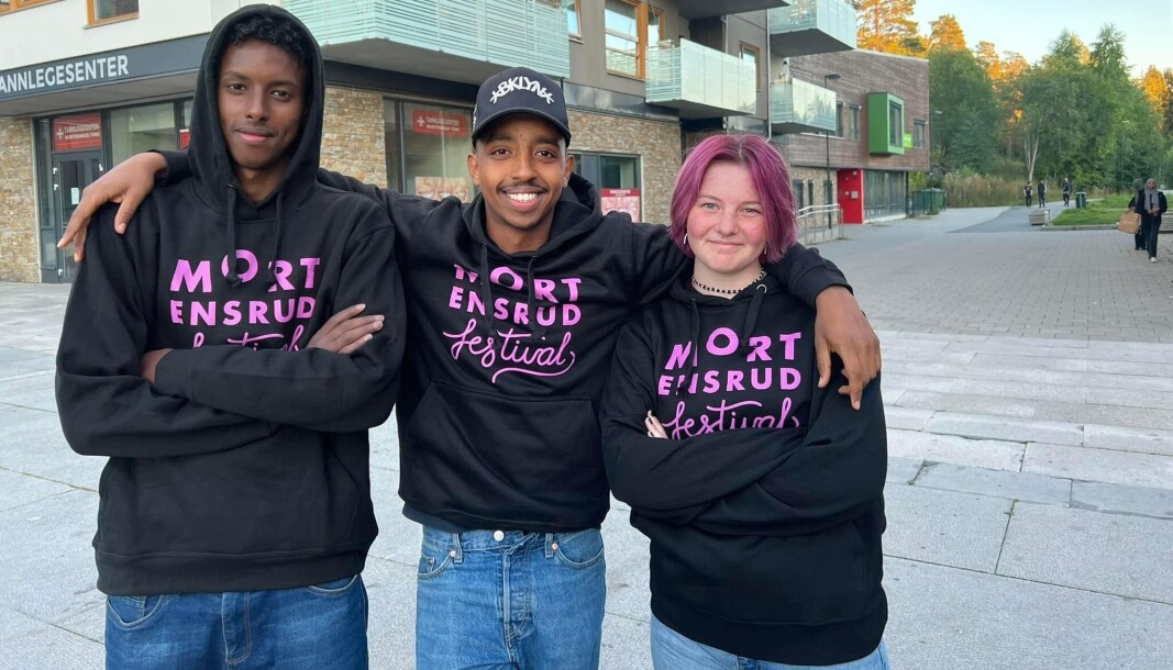 I midten den populære tiktokeren @dripstad, alias Sahal Mohamed. Til venstre står Abdalle og til høyre Sara, som er konferansierer under Mortensrud Festival. I midten den populære tiktokeren @dripstad, alias Sahal Mohamed. Til venstre står Abdalle og til høyre Sara, som er konferansierer under Mortensrud Festival.