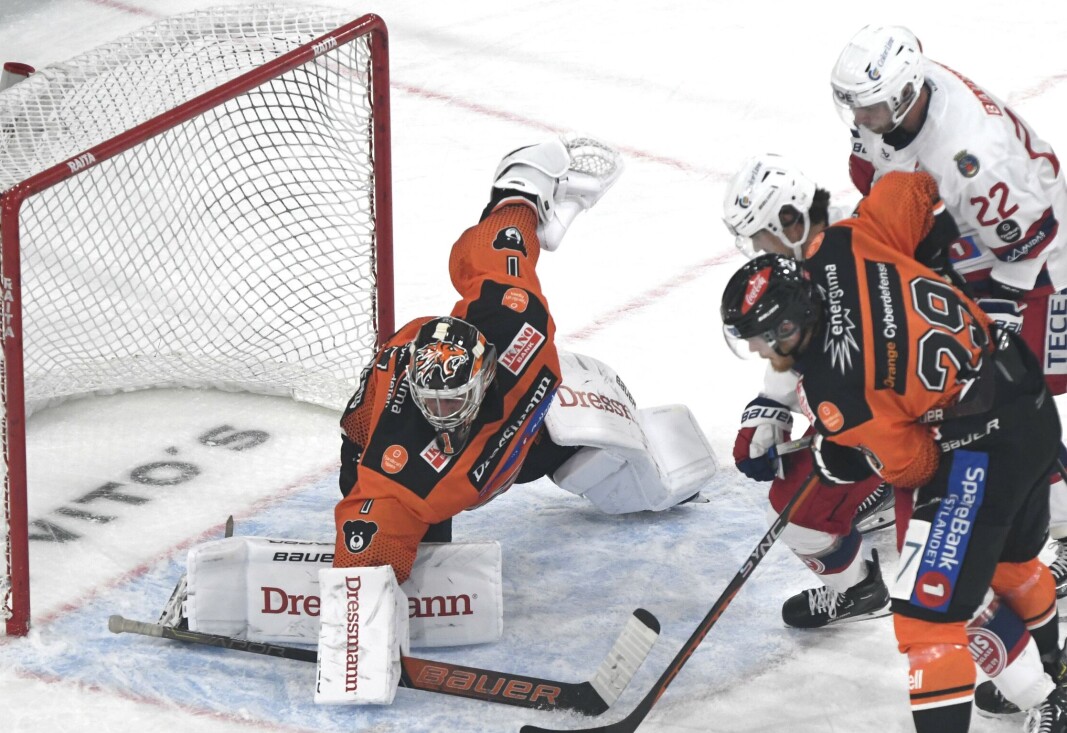 Magnus Brekke Henriksen og Martin Rymark skaper problemer for Frisk-keeper Nicklas Dahlberg. Magnus Brekke Henriksen og Martin Rymark skaper problemer for Frisk-keeper Nicklas Dahlberg.