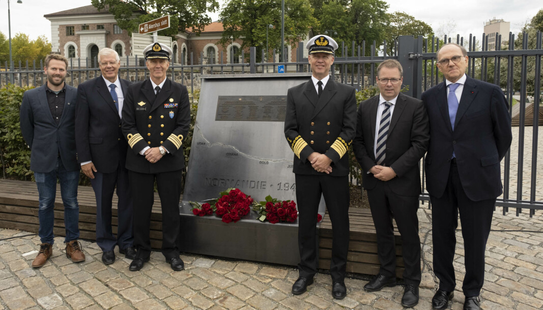 Avduket monument på Normandieplassen. Fra v: Erlend Pehrson, Erling Eikli, kommandørkaptein Ola Bøe-Hansen, havnedirektør Ingvar M. Mathisen, forsvarsminister Bjørn Arild Gram og Pierre-Mathieu Duhamel (Frankrikes ambassadør til Norge). Avduket monument på Normandieplassen. Fra v: Erlend Pehrson, Erling Eikli, kommandørkaptein Ola Bøe-Hansen, havnedirektør Ingvar M. Mathisen, forsvarsminister Bjørn Arild Gram og Pierre-Mathieu Duhamel (Frankrikes ambassadør til Norge).