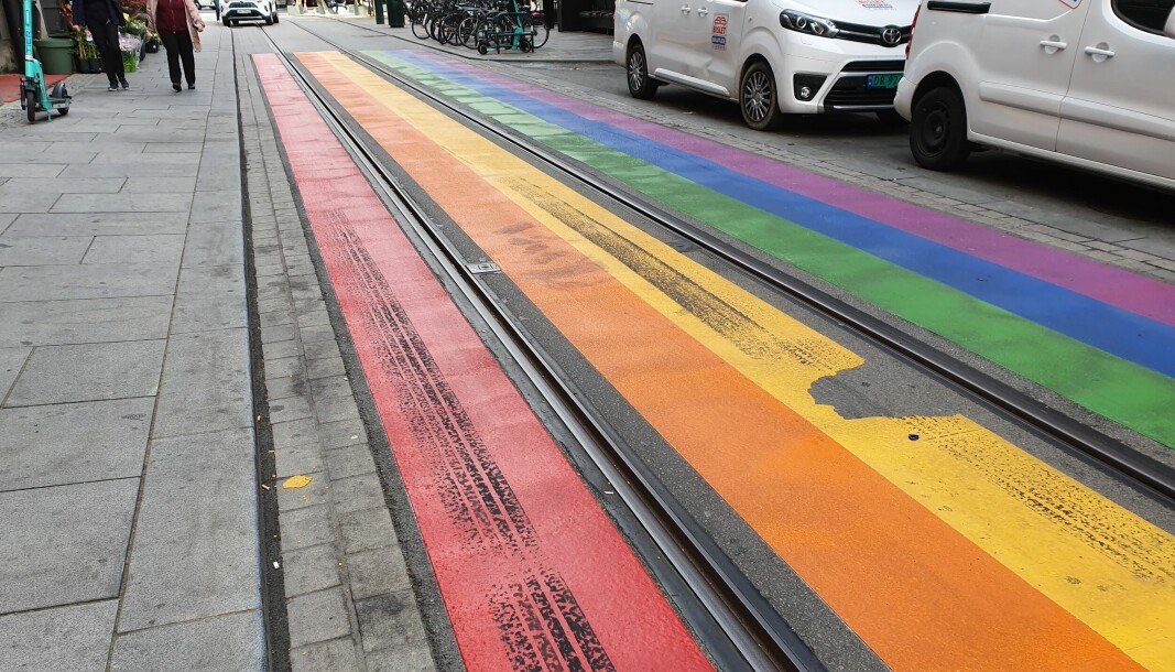 Tirsdag forrige uke ble Rosenkrantz gate malt om med regnbuens farger, i støtte til byens kjønns- og seksualitetsmangfold. Nå er den ganske slitt.