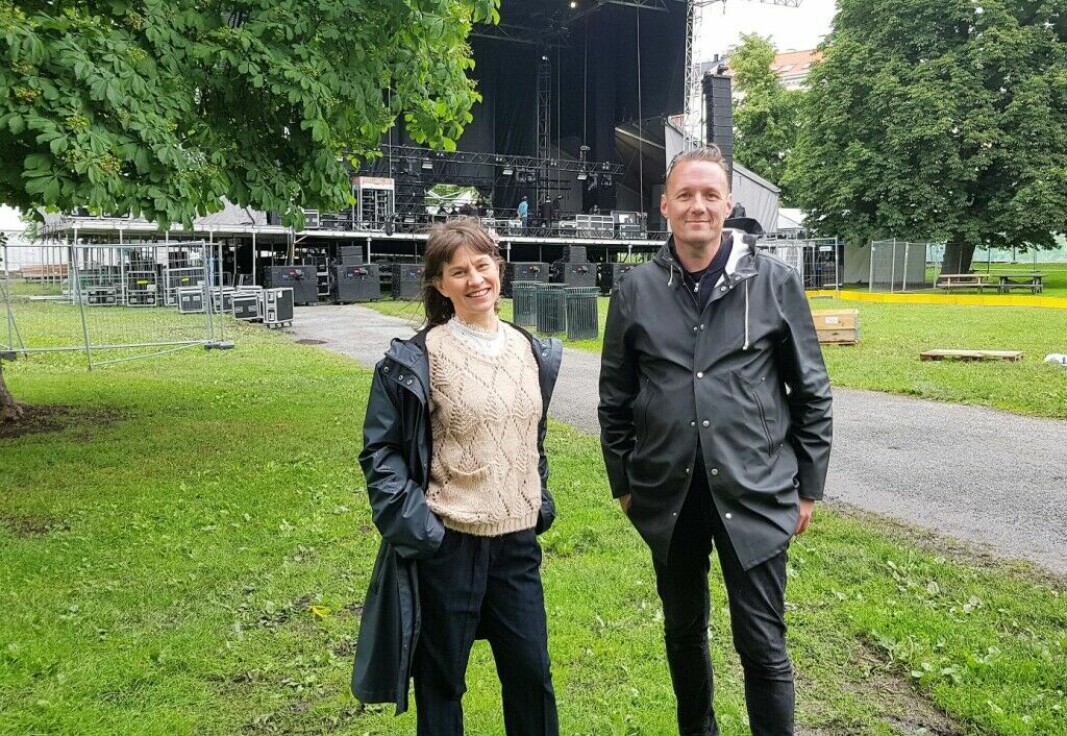 Arrangør av Pip-fest i Sofienbergparken, Peer Osmundsvaag (t.h), avbildet sammen med daværende kulturbyråd Rina Mariann Hansen (Ap) før festivalen i 2019.