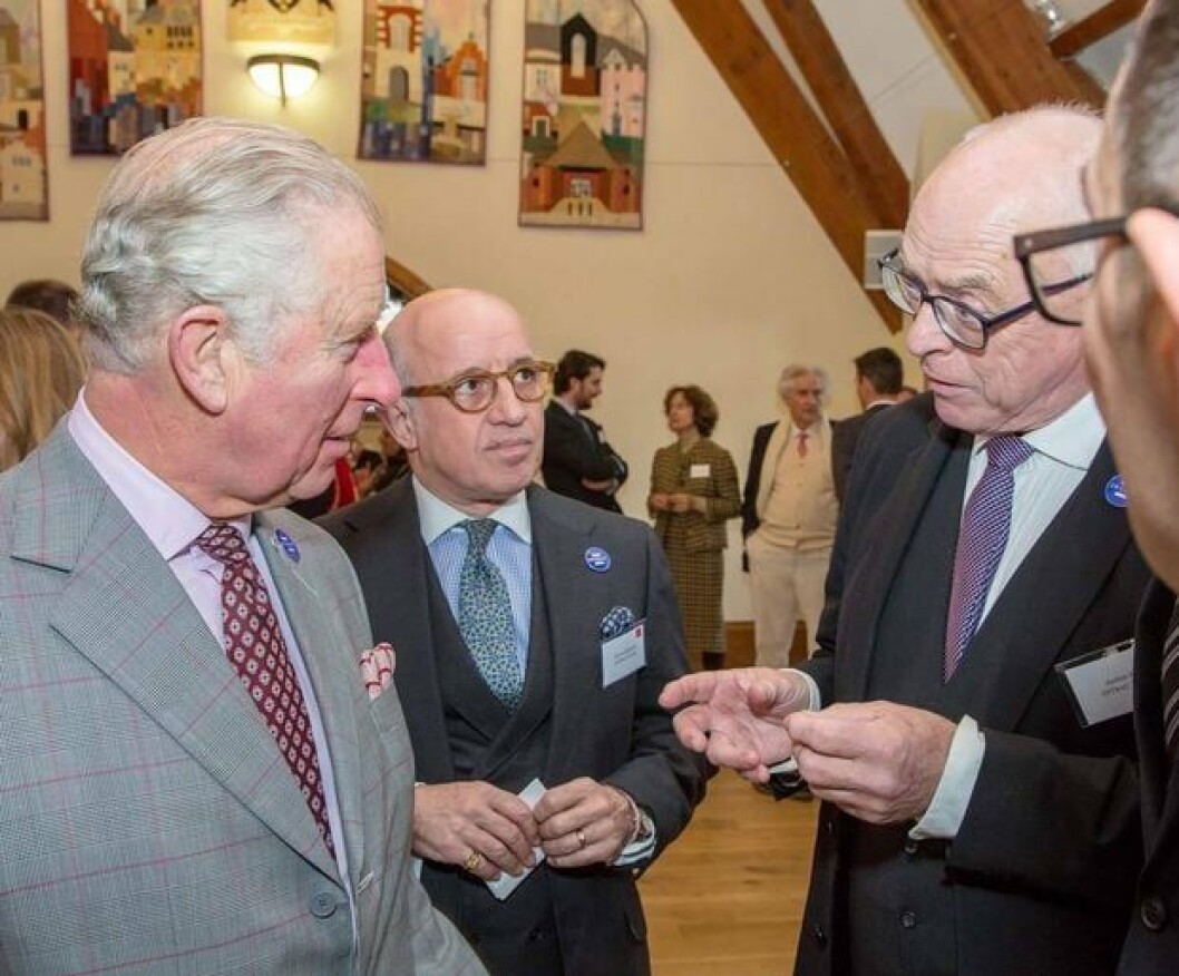 — Denne samtalen foregikk i en møtesal i Poundbury, den nye bydelen i tradisjonell stil som Charles tok initiativ til, forteller Audun Engh (til h.). — Denne samtalen foregikk i en møtesal i Poundbury, den nye bydelen i tradisjonell stil som Charles tok initiativ til, forteller Audun Engh (til h.).
