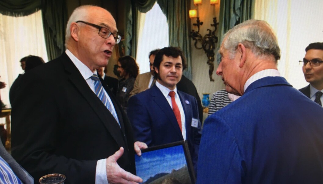— Et bilde til fra min overlevering til Charles av maleriet av Lene Ørnhoft, malt på gården Charles eier i Transylvania. Vi oppholdt oss på gården under deler av vårt kurs i landskapsmaleri i Transylvania, forteller Audun Engh. — Et bilde til fra min overlevering til Charles av maleriet av Lene Ørnhoft, malt på gården Charles eier i Transylvania. Vi oppholdt oss på gården under deler av vårt kurs i landskapsmaleri i Transylvania, forteller Audun Engh.