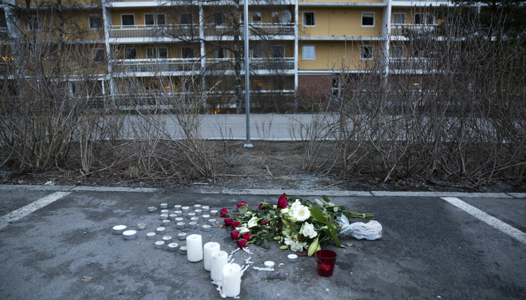 Blomster og lys der 40 år gamle Muhammad Aslam funnet skutt og drept på Lindeberg i 2015.
