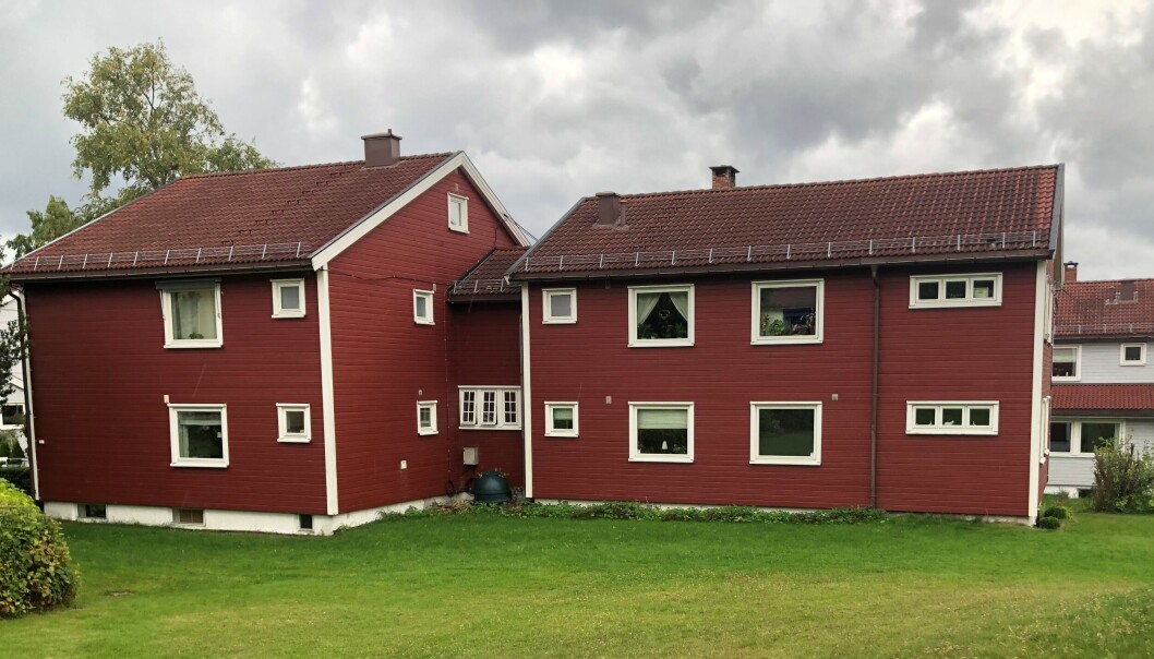 Noen av boligene er utvidet i èn retning, andre i en annen retning. Ulike høyder på husene er det også. Noen av boligene er utvidet i èn retning, andre i en annen retning. Ulike høyder på husene er det også.