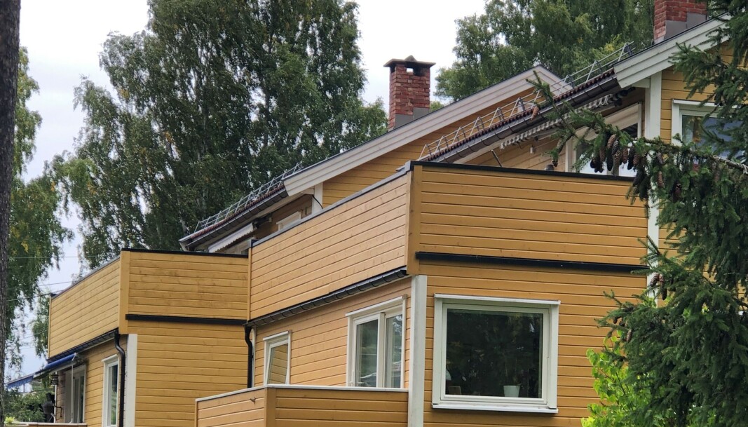 Ett av flere kreative utvidelser av boareal. Her er det første etasje som har fått noen kvadrat ekstra, mens naboene i andre etasje har fått store balkonger. Ett av flere kreative utvidelser av boareal. Her er det første etasje som har fått noen kvadrat ekstra, mens naboene i andre etasje har fått store balkonger.
