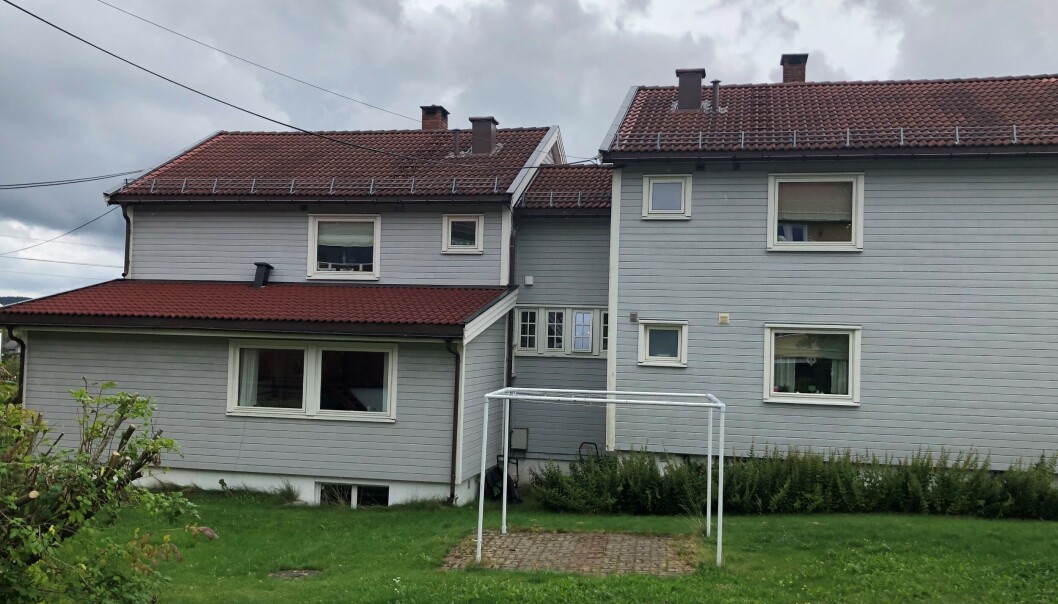Her en utvidelse i èn etasje på kortenden, mens naboene har utvidet huset i lengderetningen over to etasjer. Her en utvidelse i èn etasje på kortenden, mens naboene har utvidet huset i lengderetningen over to etasjer.