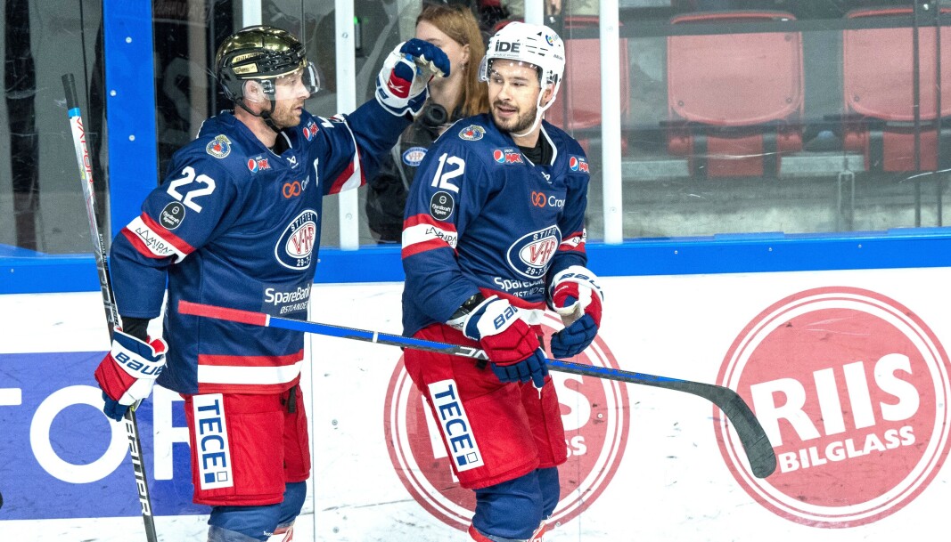 Amerikaneren Mark Auk gratuleres av kaptein Martin Røymark etter hans første scoring i norsk hockey. Amerikaneren Mark Auk gratuleres av kaptein Martin Røymark etter hans første scoring i norsk hockey.