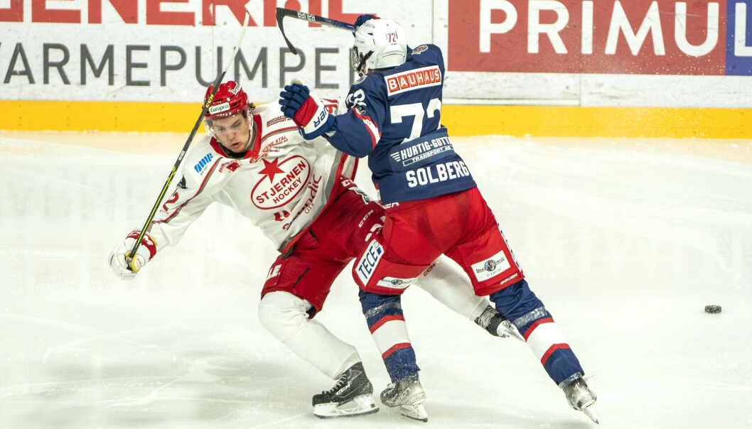 16-åringen Stian Solberg har virkelig satt seg i respekt i årets to første seriekamper. Her er det Stjernens Alex Dostie som får seg en real trøkk. 16-åringen Stian Solberg har virkelig satt seg i respekt i årets to første seriekamper. Her er det Stjernens Alex Dostie som får seg en real trøkk.