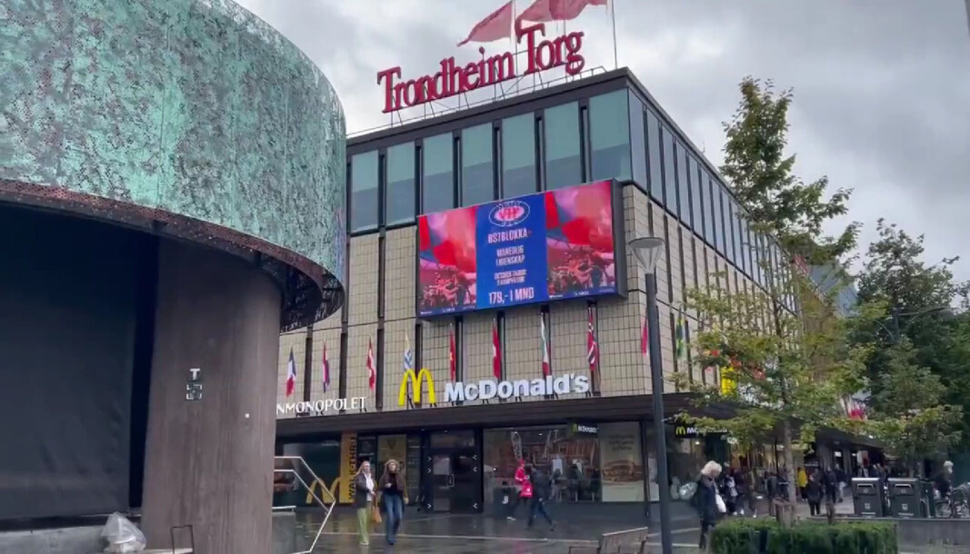 På Trondheims torg lyste denne reklamen opp foran kampen mellom kanarifuglene fra Lillestrøm og Rosenborg søndag. På Trondheims torg lyste denne reklamen opp foran kampen mellom kanarifuglene fra Lillestrøm og Rosenborg søndag.