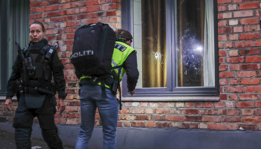 Politiet gjør undersøkelser på Kampen i Oslo, der en person skal ha blitt skutt og skadd i et bein tidlig søndag morgen. Politiet gjør undersøkelser på Kampen i Oslo, der en person skal ha blitt skutt og skadd i et bein tidlig søndag morgen.