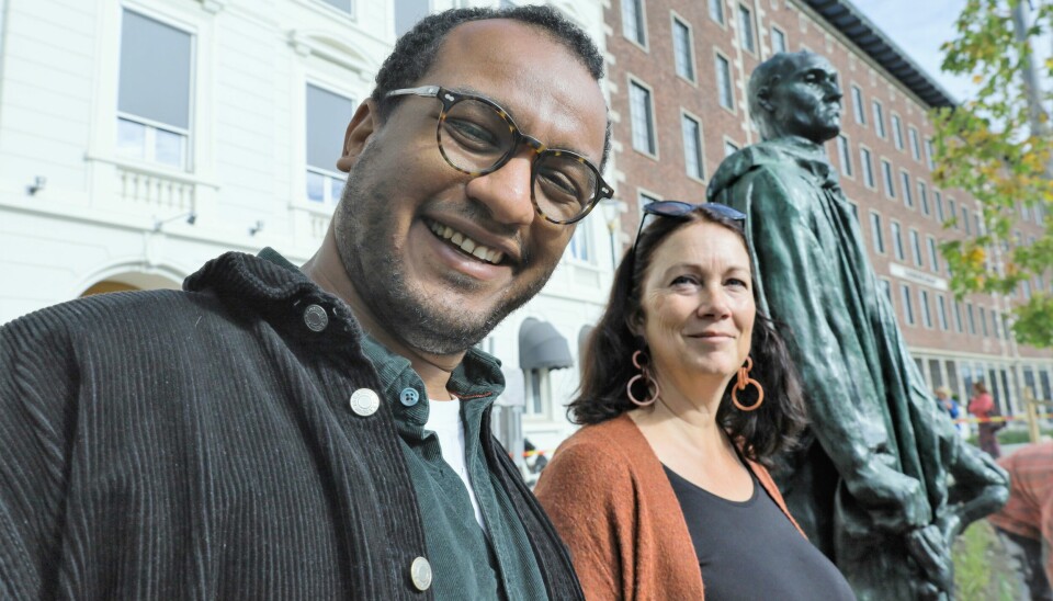 Kulturbyråd Omar Samy Gamal og ny kunstdirektør i kulturetaten er glade for at Rodin er tilbake på plass.