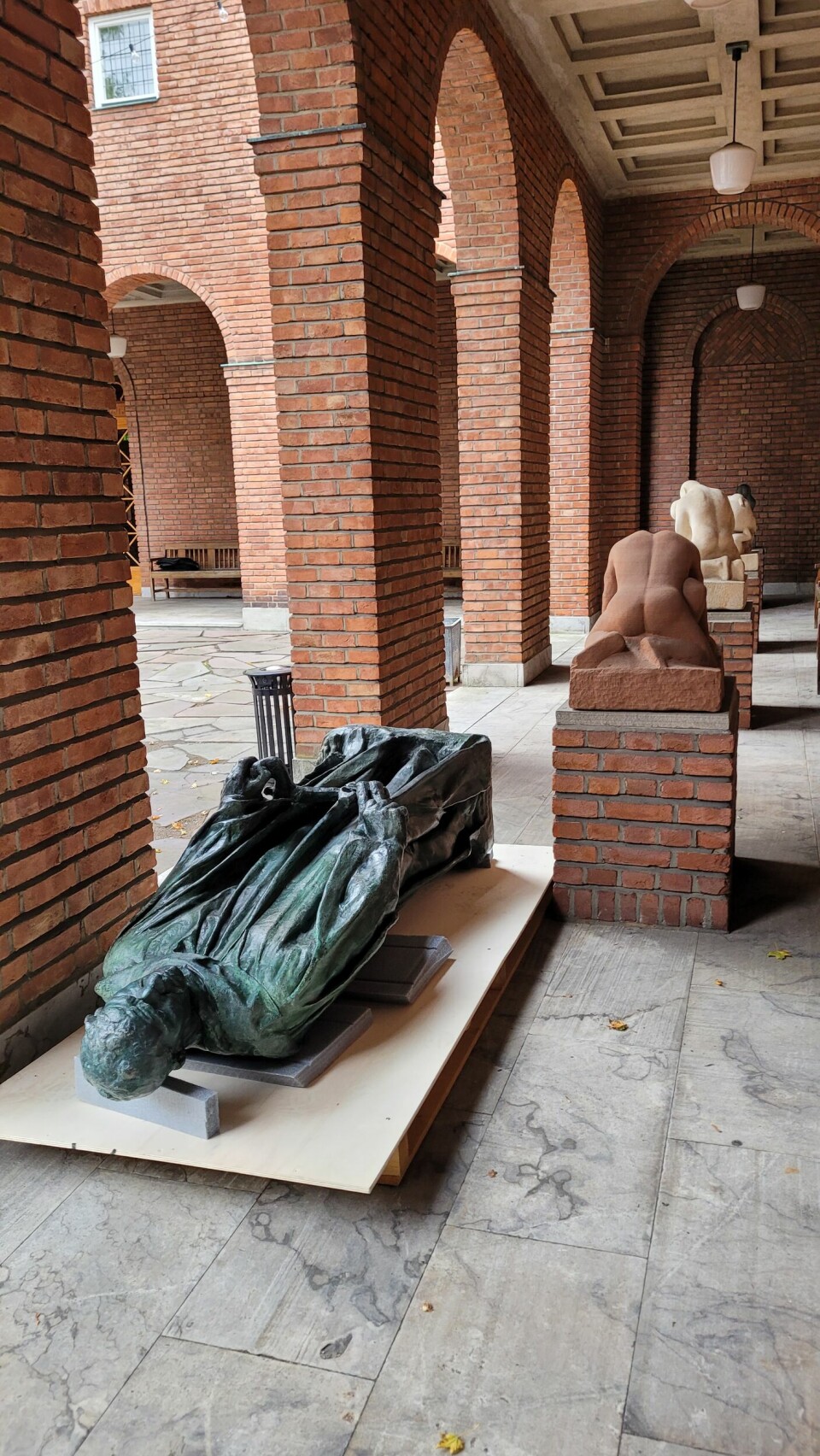 Rodinskulpturen klargjøres for transport tilbake til Solli plass I borggården i VIgelandmuseet. Foto: Lily Vikki / Oslo kommune