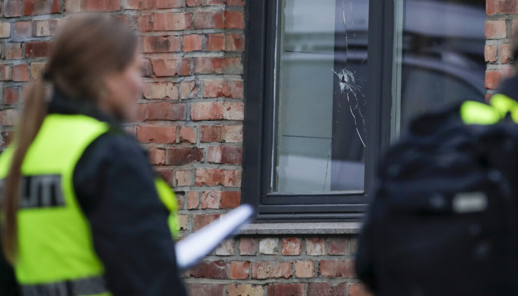 Politiet gjør undersøkelser på Kampen i Oslo, der en person ble skutt og skadd i et bein tidlig søndag morgen. Politiet gjør undersøkelser på Kampen i Oslo, der en person ble skutt og skadd i et bein tidlig søndag morgen.