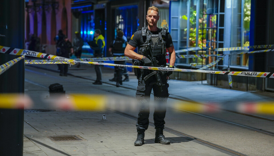 Væpnet politi etter masseskytingen mot Per på hjørnet og London pub natt til 25. juni i år. To personer ble drept og et tyvetalls personer ble skadet.