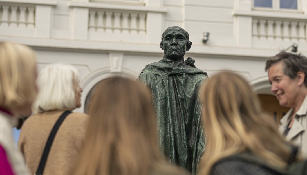 Nå kan folk beundre statuen igjen. Forhåpentligvis blir det mange år til den må demonteres og pusses igjen. Nå kan folk beundre statuen igjen. Forhåpentligvis blir det mange år til den må demonteres og pusses igjen.