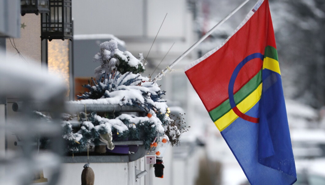 Samisk flagg på balkong på Oppsal i Oslo. Samisk flagg på balkong på Oppsal i Oslo.